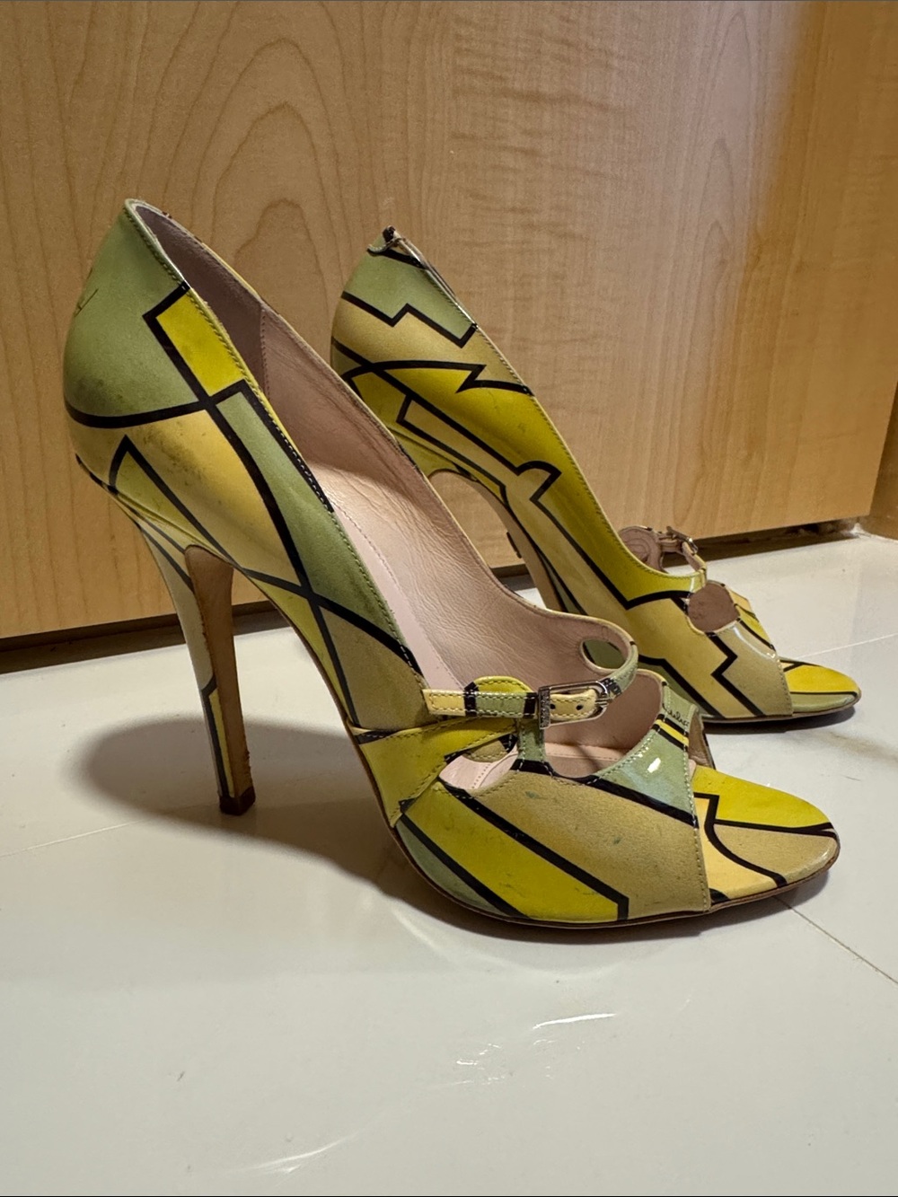 Emilio Pucci Yellow & Black Geometric Peep-Toe Heels - Picture 2 of 9